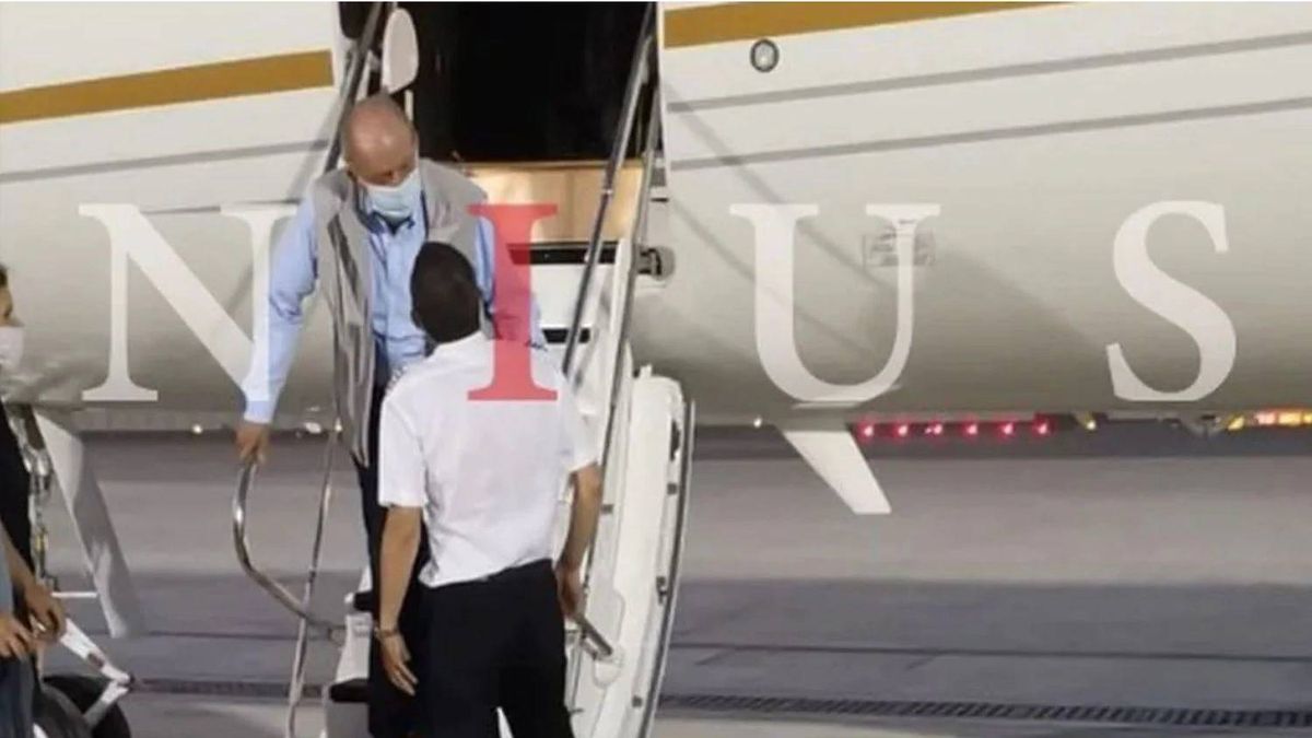 Una fotografía tras el aterrizaje sitúa a Juan Carlos I en Abu Dabi