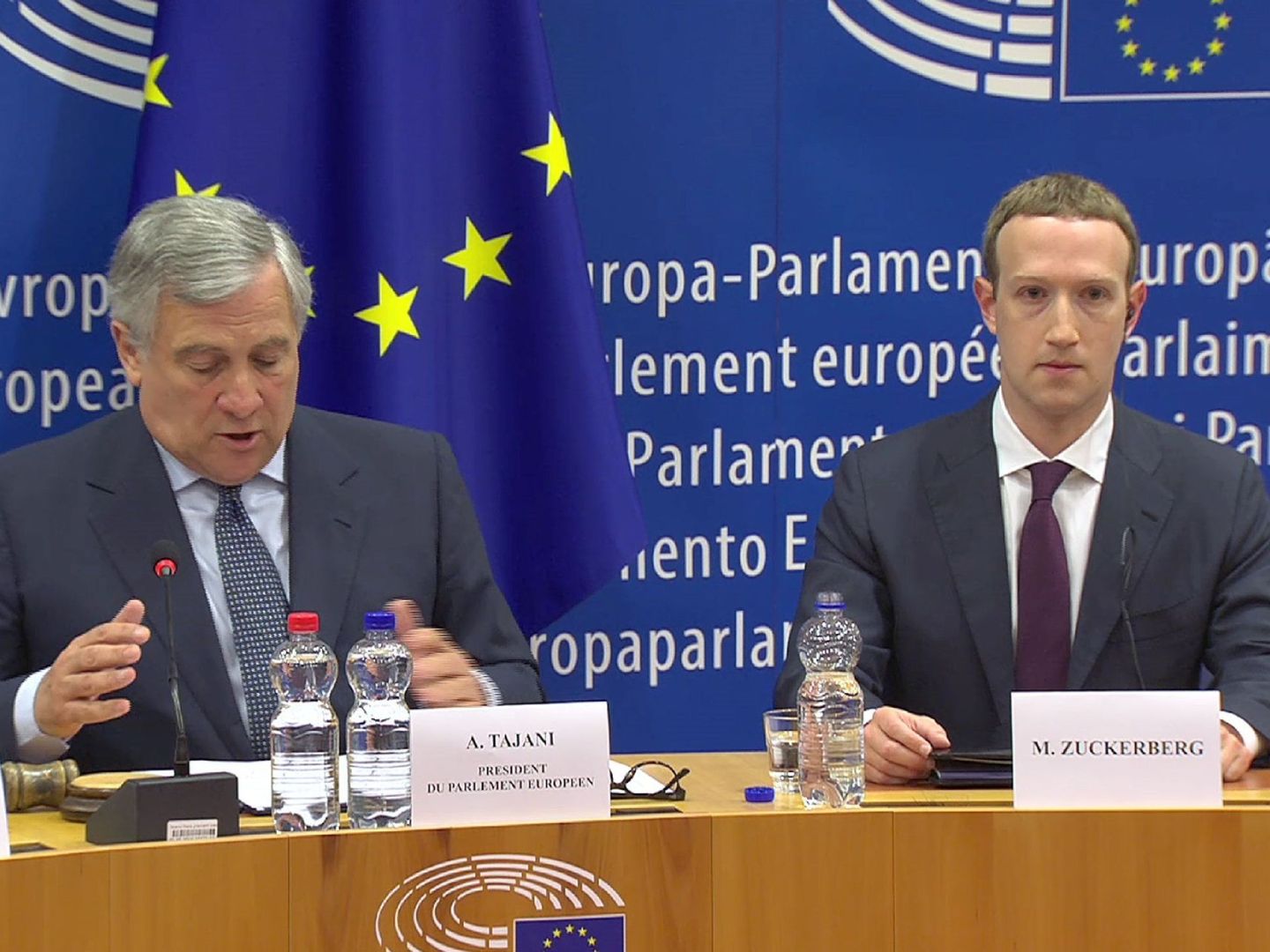 El fundador de Facebook, Mark Zuckerberg (d), y el presidente del Parlamento Europeo, Antonio Tajani (i), durante su reunión con los líderes de los grupos del Parlamento Europeo para dar cuenta del uso de datos de 500 millones de usuarios en la UE en Bruselas (EFE)