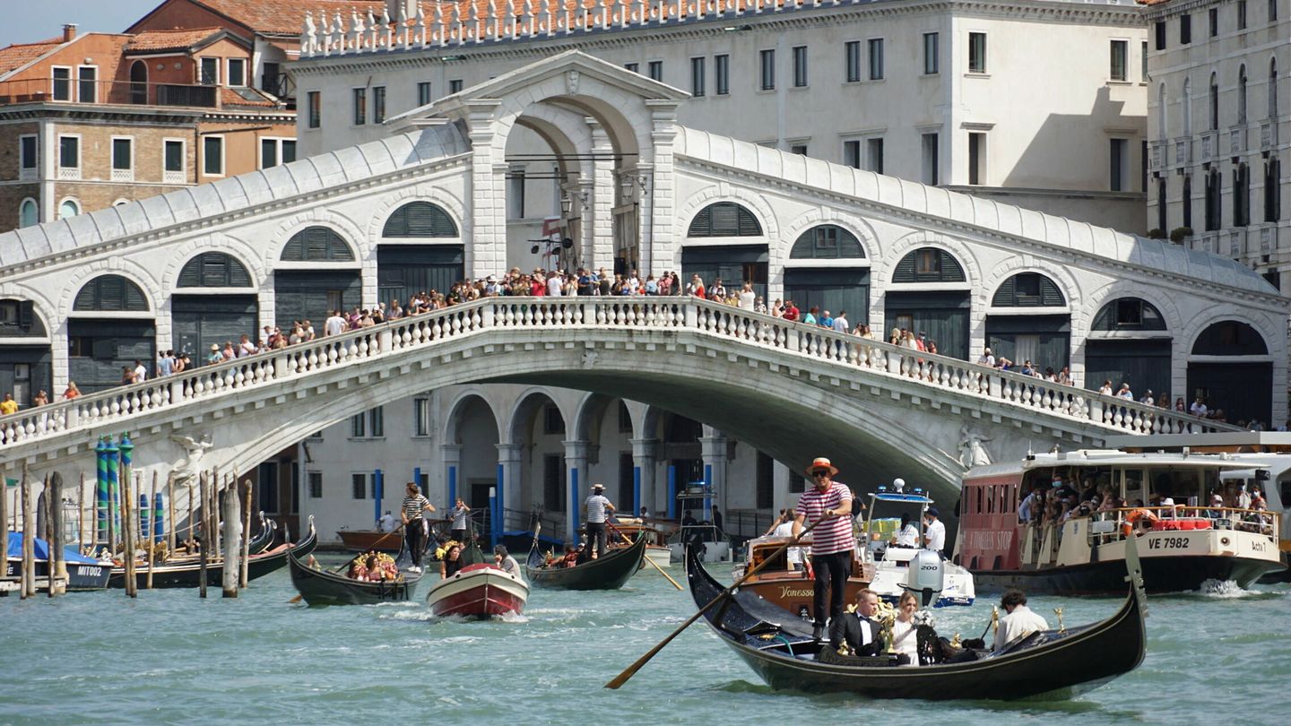 Un paseo en góndola por Venecia. (EFE/Andrea Merola)