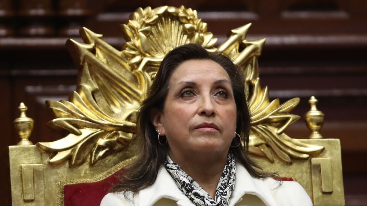 Dina Boluarte jura su cargo como primera presidenta de Perú y llama a la tregua política