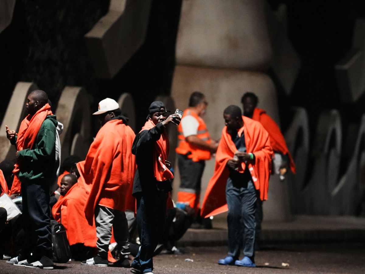 Foto: Varios migrantes a su llegada a la isla de El Hierro el 2 de noviembre. (Europa Press)