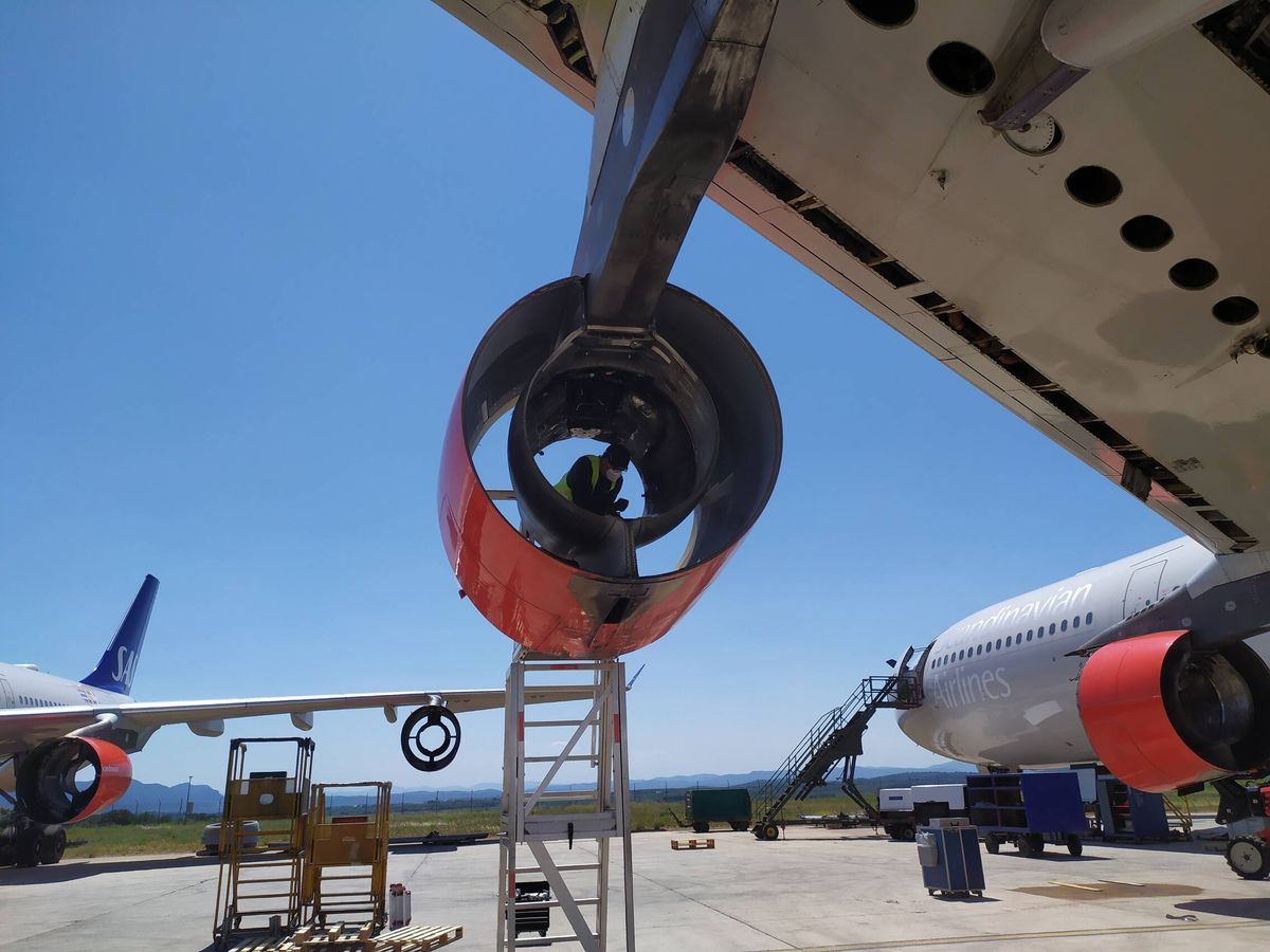 Foto: Desmantelamiento de un avión en el Aeropuerto de Castellón. 