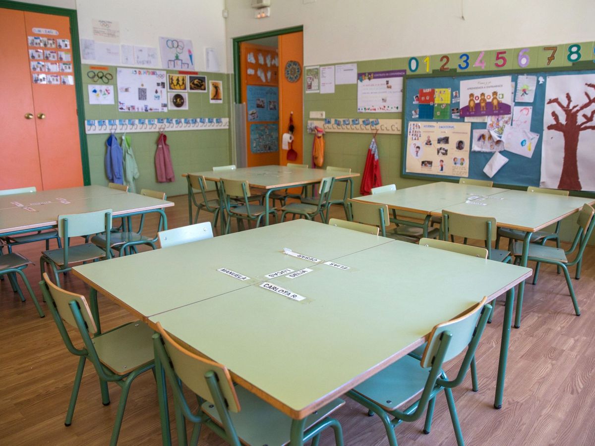 Foto: Un aula vacia en el colegio público Las Gaunas en Logroño, donde ayer fueron aprobadas por el Consejo de Gobierno de La Rioja, que también ha suspendido las clases. (EFE)