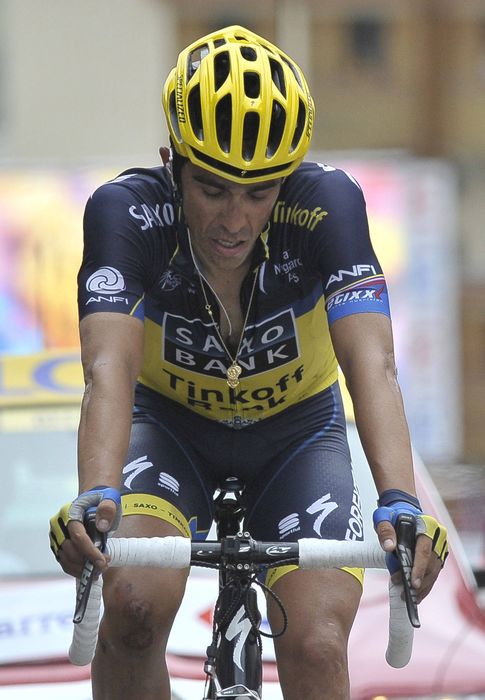 Foto: Contador, hundido al llegar a meta.