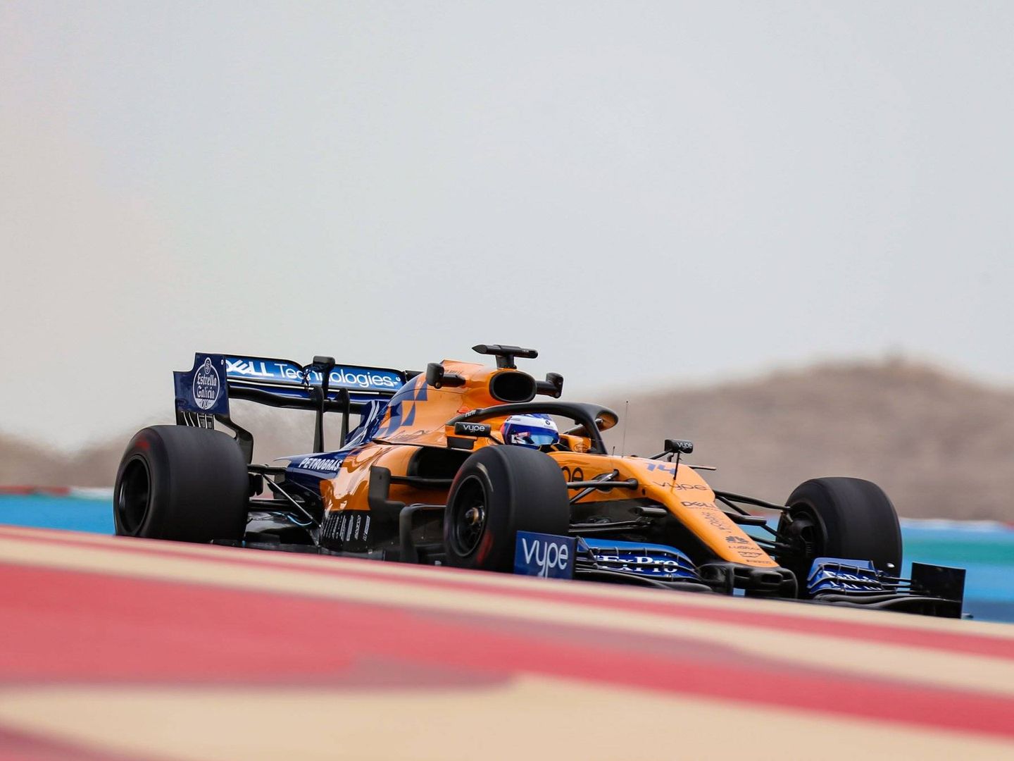Alonso, con el McLaren de este curso en unos test en Bahrein. (Reuters)