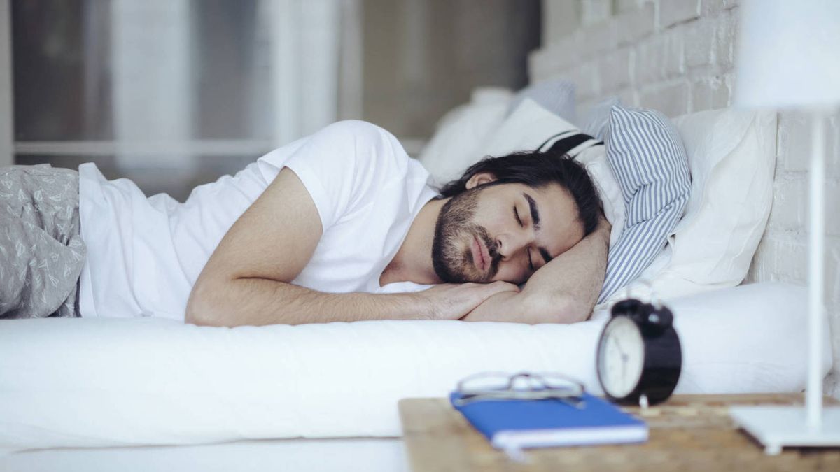 Por qué dormir ocho horas no es suficiente: hace falta un poco más