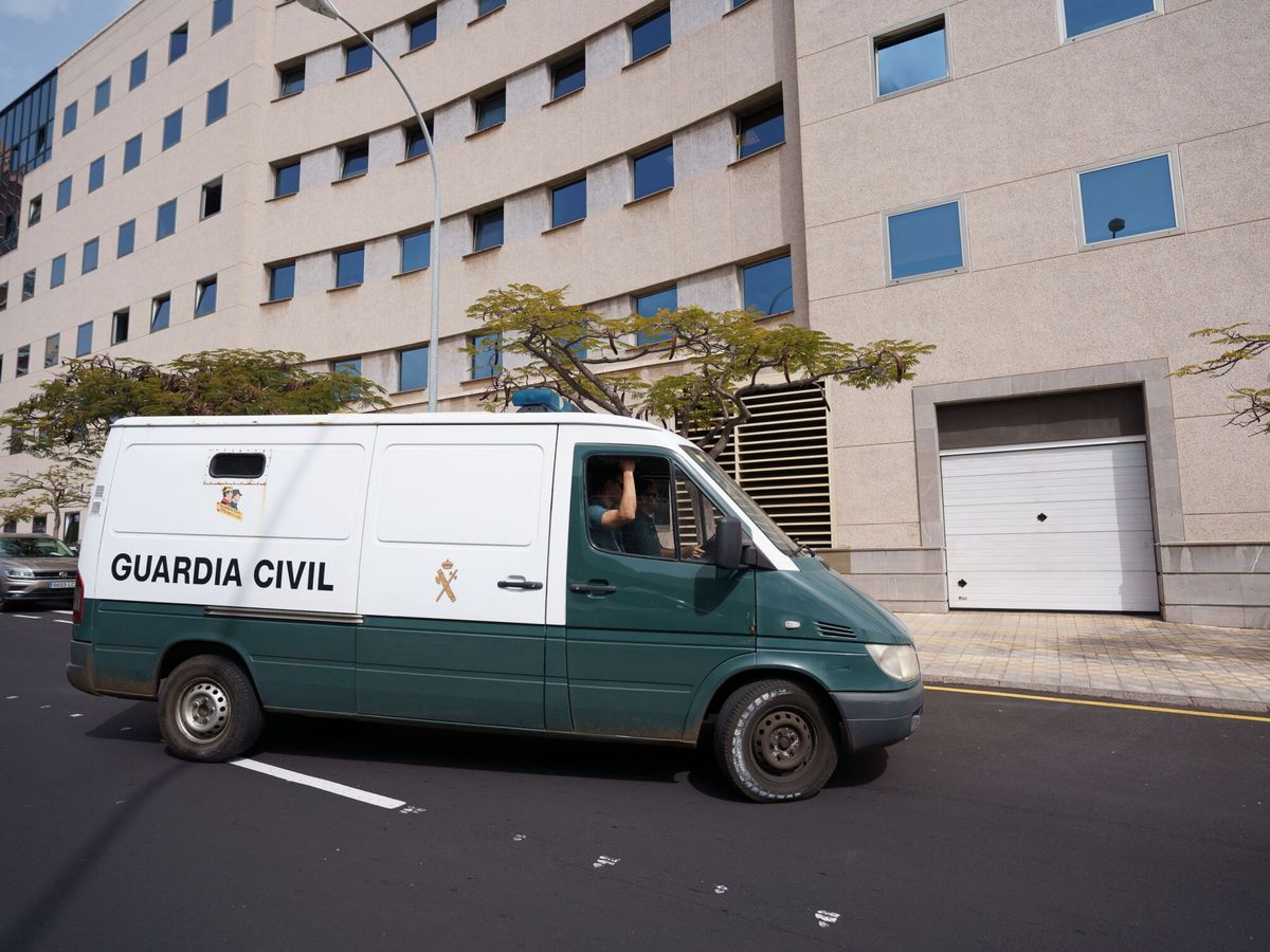 Foto: Un vehículo de la Guardia Civil con uno de los detenidos. (EFE/Ramón De Rocha)