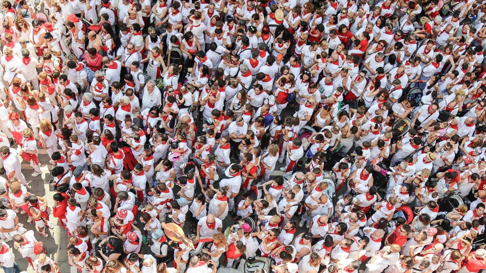 La ropa en Sanfermines: ¿por qué rojo y blanco y cómo vestirlo? (Unsplash)