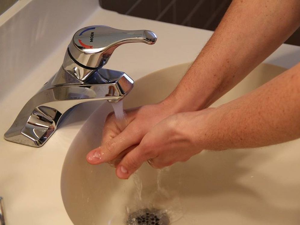 Foto: Persona lavándose las manos. Foto: Pixabay.