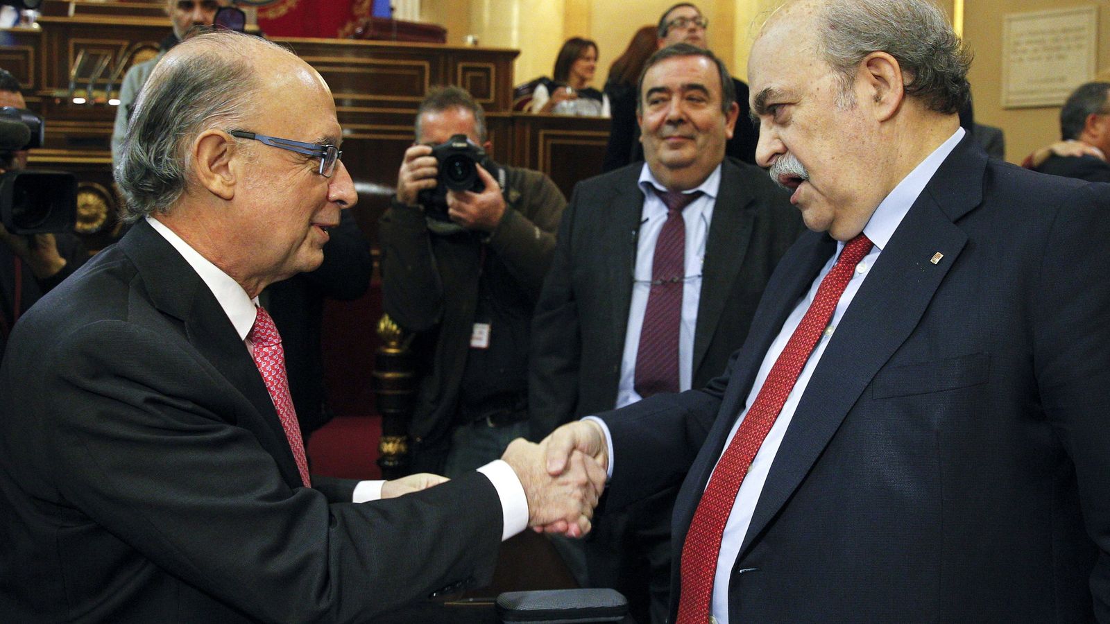 Foto: El ministro de Hacienda, Cristóbal Montoro, y el conseller catalán de Economía, Andreu Mas-Colell. (EFE)