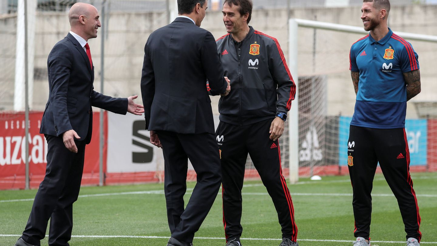 Rubiales presenta a Pedro Sánchez a Lopetegui en presencia de Sergio Ramos. (EFE)