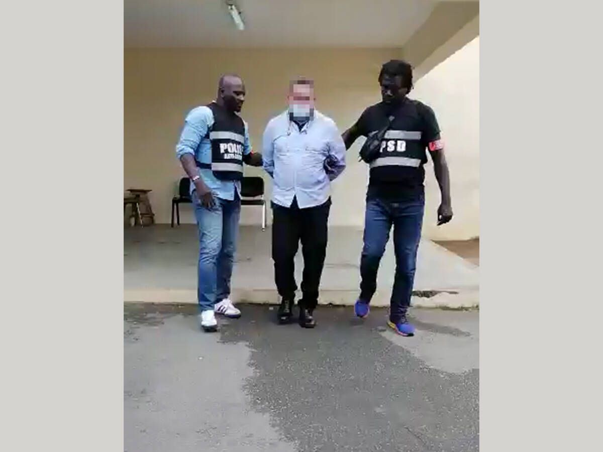 Foto: El expolicía tras su detención por parte de agentes marfileños. (EC)