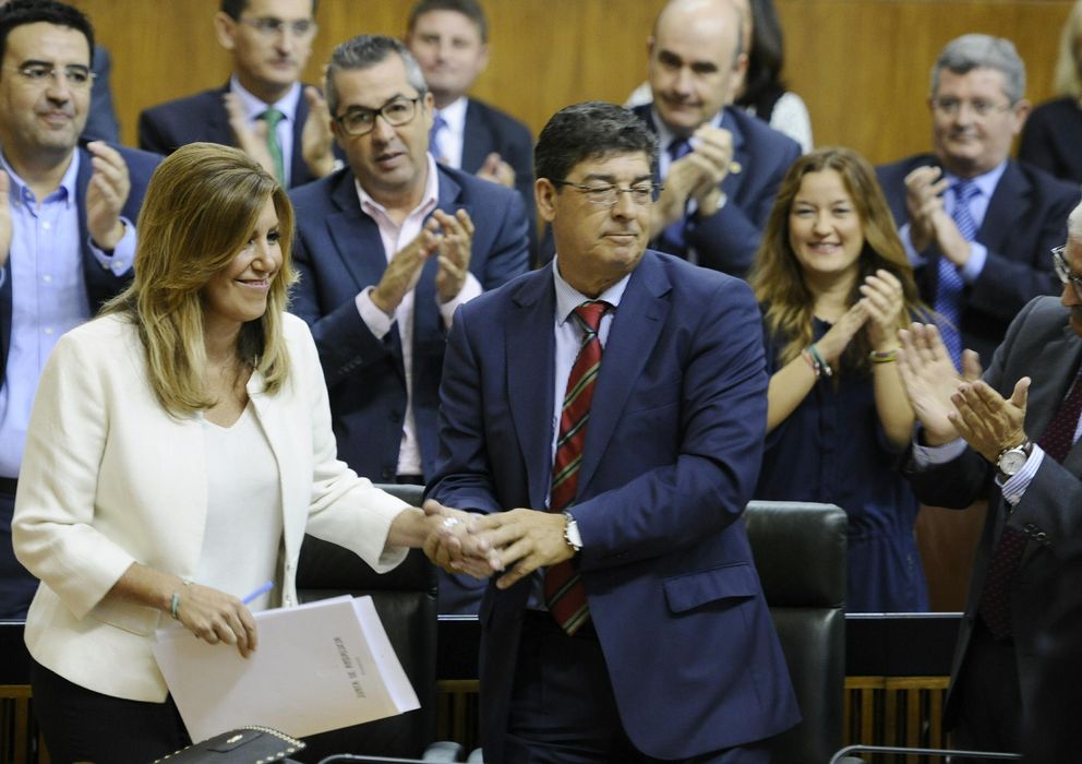 Foto: Susana Díaz, presidenta de la Junta de Andalucía, estrecha la mano del vicepresidente del ejecutivo, Diego Valderas (EFE)