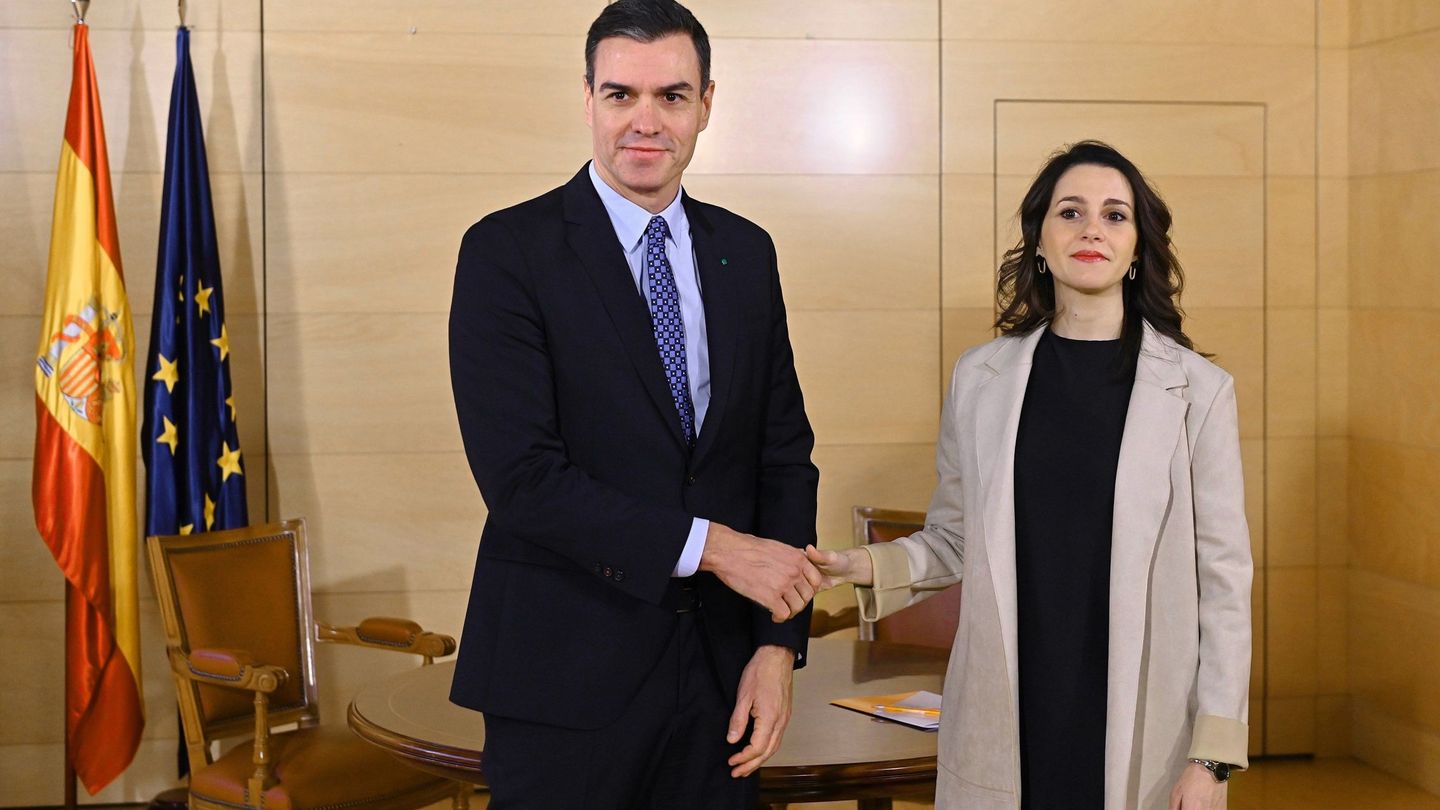 El presidente del Gobierno, Pedro Sánchez, con la presidenta de Ciudadanos, Inés Arrimadas. (EFE)