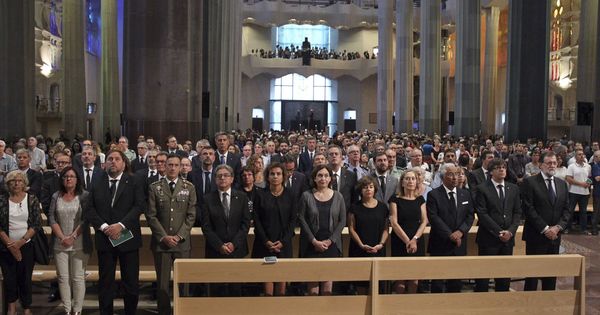 Foto: Misa en memoria a las víctimas de atentados, en la Sagrada Familia. (EFE)