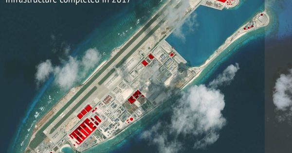 Foto: Construcciones chinas en el arrecife de Fiery Cross durante 2017, en rojo. (Fuente: Asian Maritime Transparency Initiative)