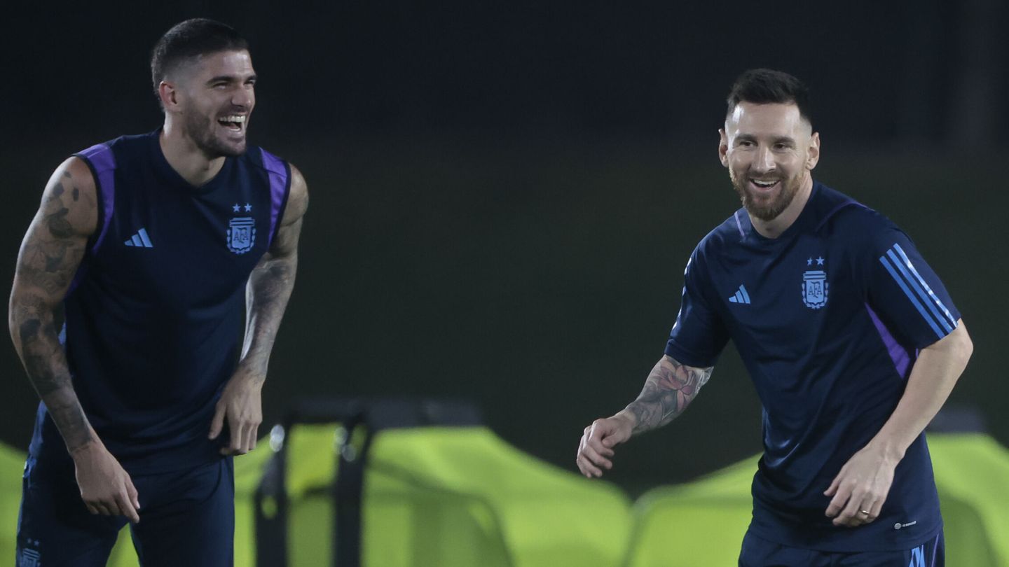 De Paul y Messi bromean en el último entrenamiento antes de la final. (EFE/Enric Fontcuberta)