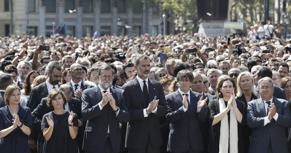 Foto: El Rey, durante el minuto de silencio en Barcelona, acompañado por Mariano Rajoy y Carles Puigdemont. (EFE)
