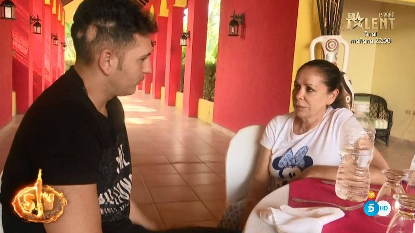Omar e Isabel Pantoja, discutiendo en 'Supervivientes 2019'. (Telecinco)