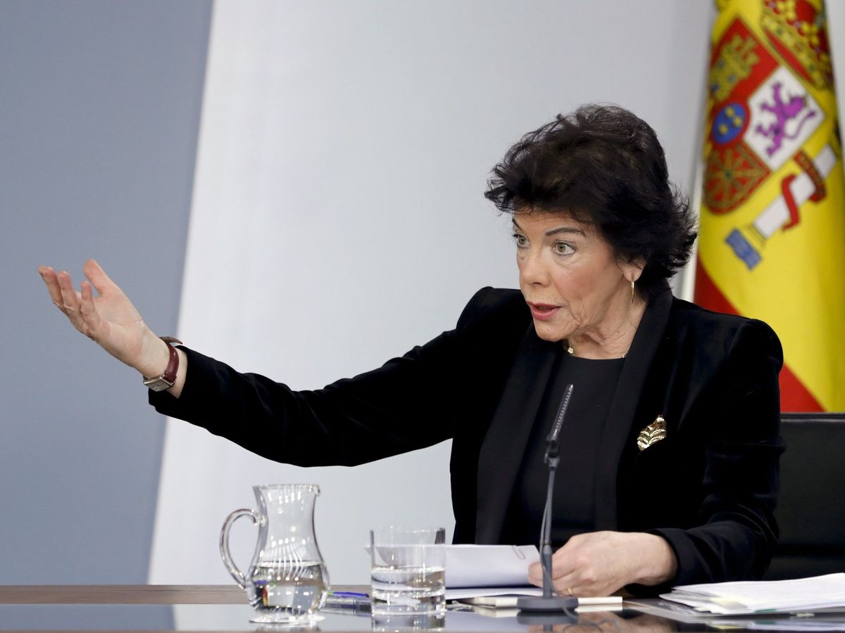 Foto: La portavoz del Gobierno en funciones, Isabel Celaá durante la rueda de prensa tras el último Consejo de Ministros de 2019. (EFE)