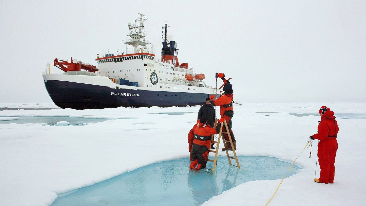Científicos estudiando el deshielo del Ártico (EFE)