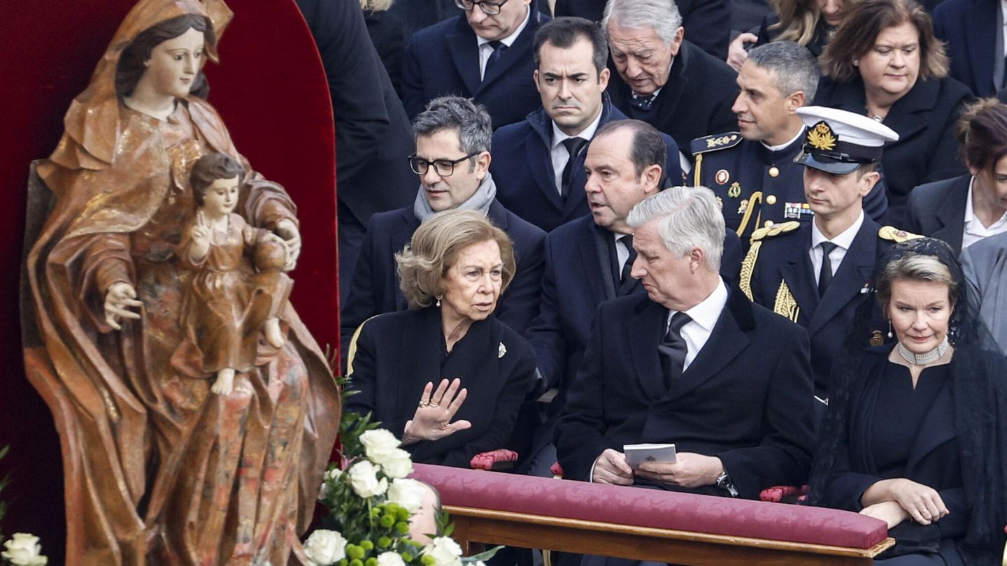 La reina emérita acudió al funeral de Benedicto XVI la víspera de Reyes. (EFE/ FABIO FRUSTACI)