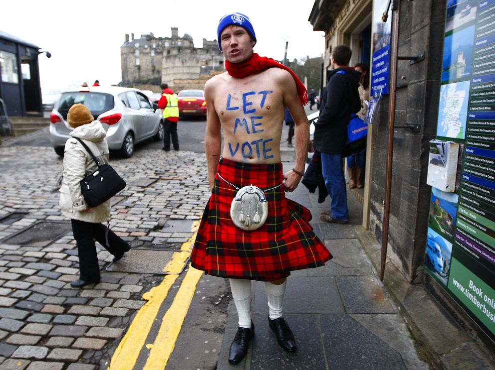Un joven ante la entrada del Castillo de Edimburgo en enero de 2012 (Reuters). 