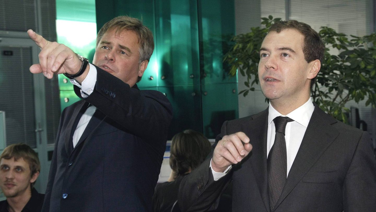 El expresidente ruso, Dimitri Medvédev (derecha), escucha las explicaciones de Eugene Kaspersky, durante una visita a la sede de la empresa en Moscú en 2009. (EFE)