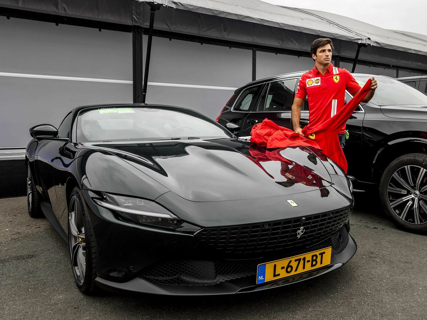 Carlos por un momento pensó que Ferrari le regalaría uno de sus coches por su cumpleaños, pero no hubo suerte en esta ocasion.