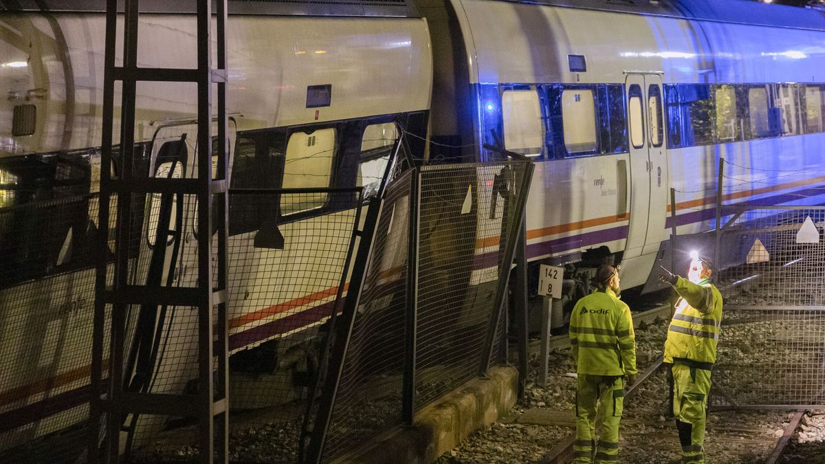 Unos 270 evacuados y 2 heridos leves al chocar dos trenes en El Chorro (Málaga)
