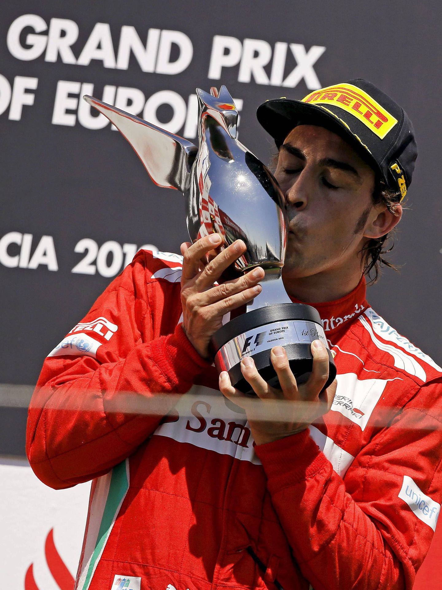 Con victorias como la de Valencia, Alonso se mantuvo vivo con un coche inferior toda la temporada 2012. (EFE/Manuel Bruque)