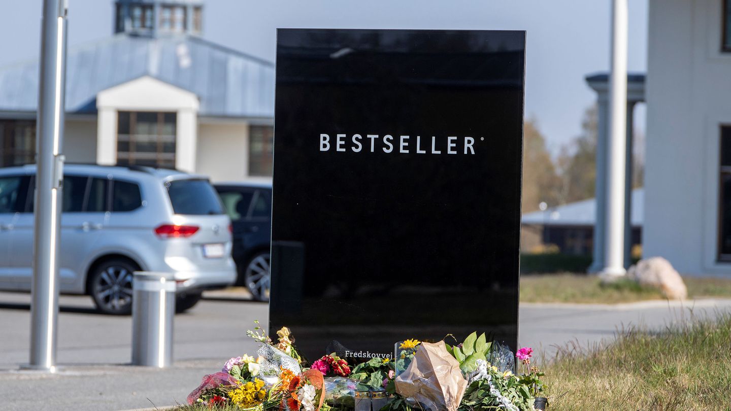 Los daneses han dejado flores en la entrada de Bestseller. (Reuters)