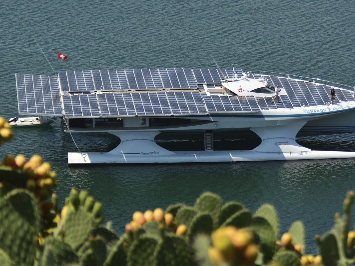 Catamarán solar. (EFE)