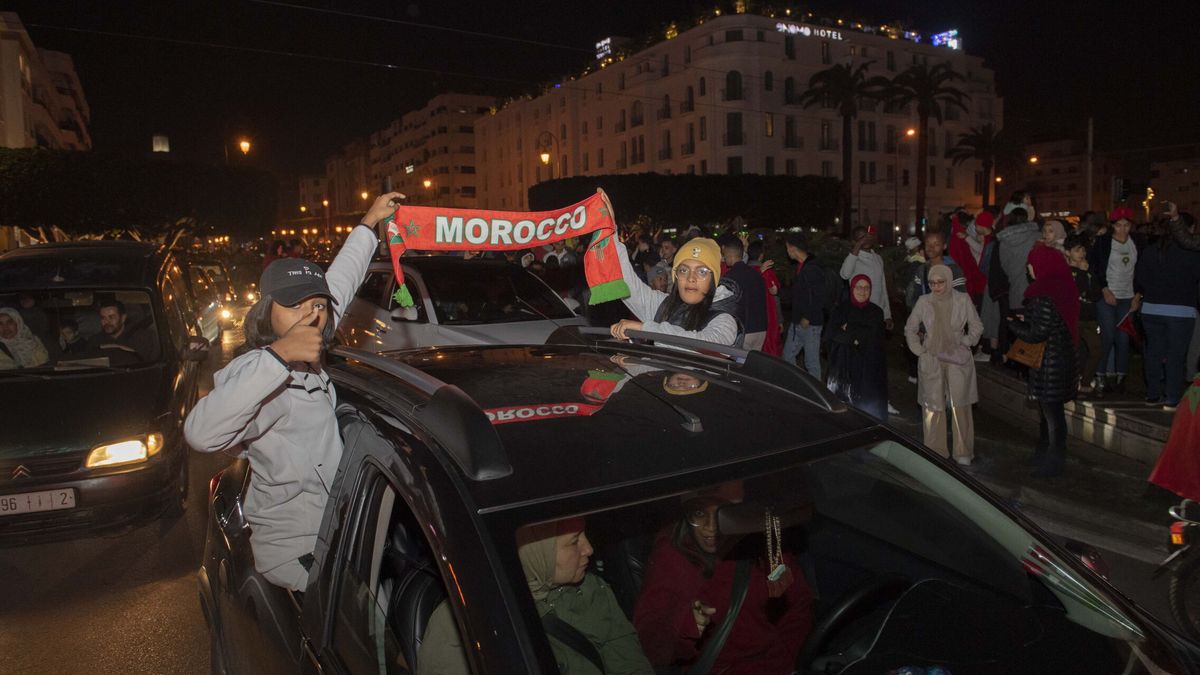El rey Mohamed VI celebra en las calles de Rabat el triunfo de Marruecos sobre España en el Mundial
