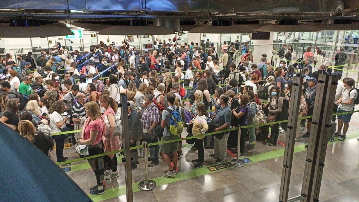 Interior promete más policías en aeropuertos tras la ofensiva de Iberia pese a caer los viajeros