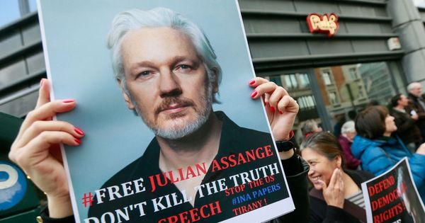 Foto: Varias personas protestan frente a la embajada británica para pedir la liberación del fundador de WikiLeaks, Julian Assange, en Bruselas. (EFE)