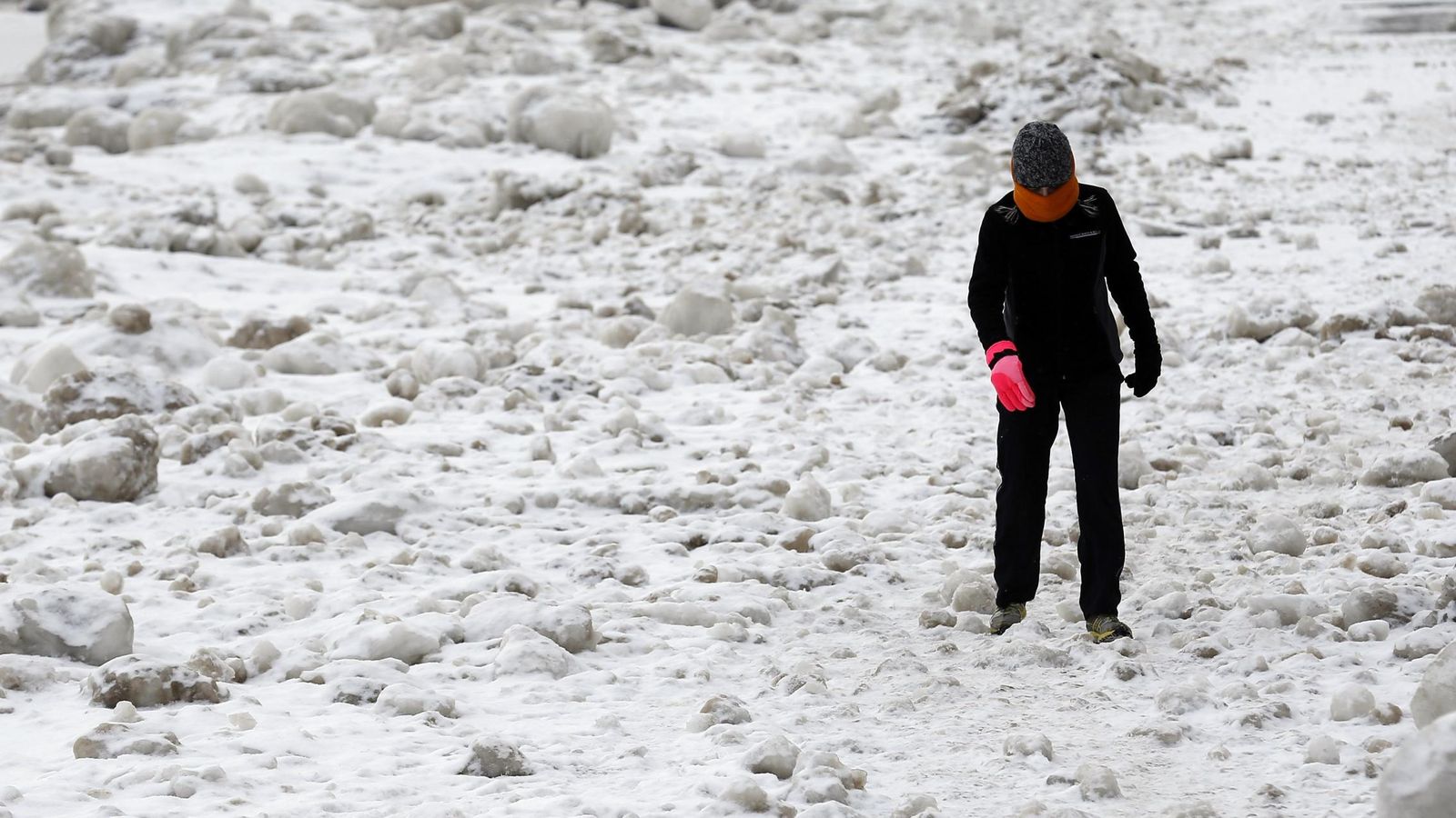 Foto: El río Chicago lleva días congelado y se esperan temperaturas históricas (Reuters/Jim Young)