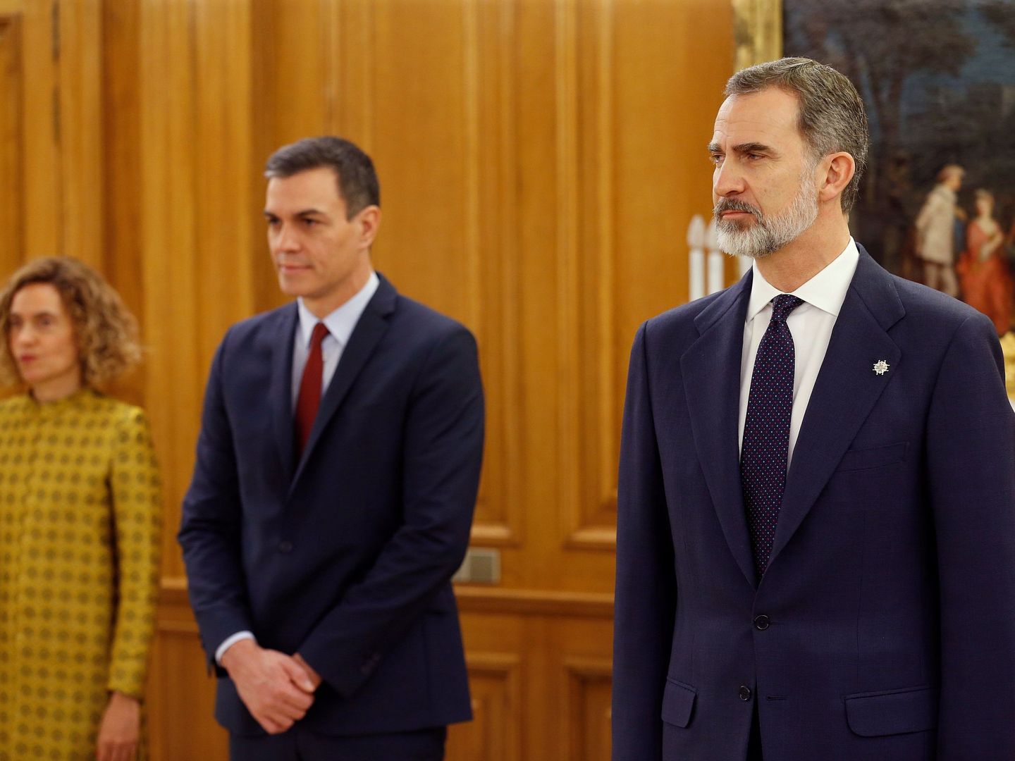 Felipe VI (d) y el presidente del Gobierno, Pedro Sánchez (c), durante el acto de toma de posesión de los integrantes del nuevo Gobierno. (EFE)
