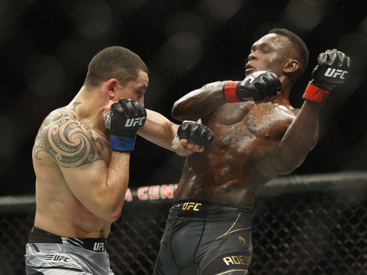 Foto: Israel Adesanya contra Robert Whittaker en UFC 271 (USA TODAY Sports).