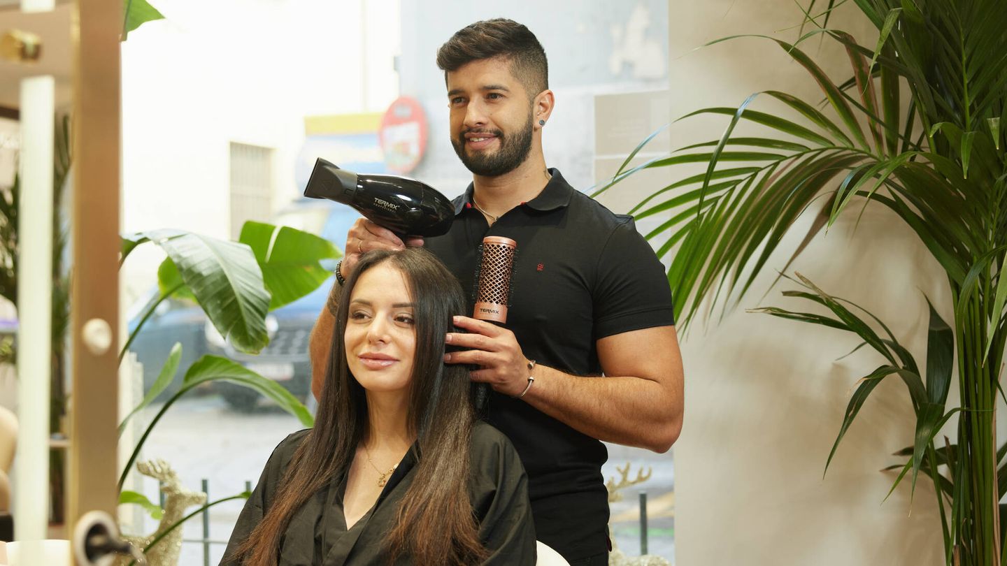 El peluquero Pablo Bogado, con secador y cepillo redondo de Termix.