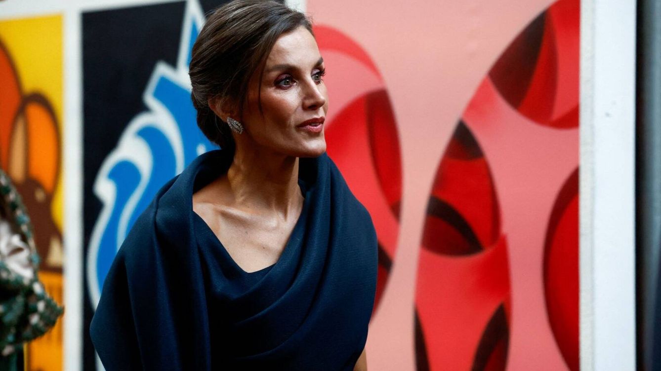 Letizia elige un diseñador holandés para brillar en Ámsterdam: vestidazo azul y pendientes de la reina Sofía