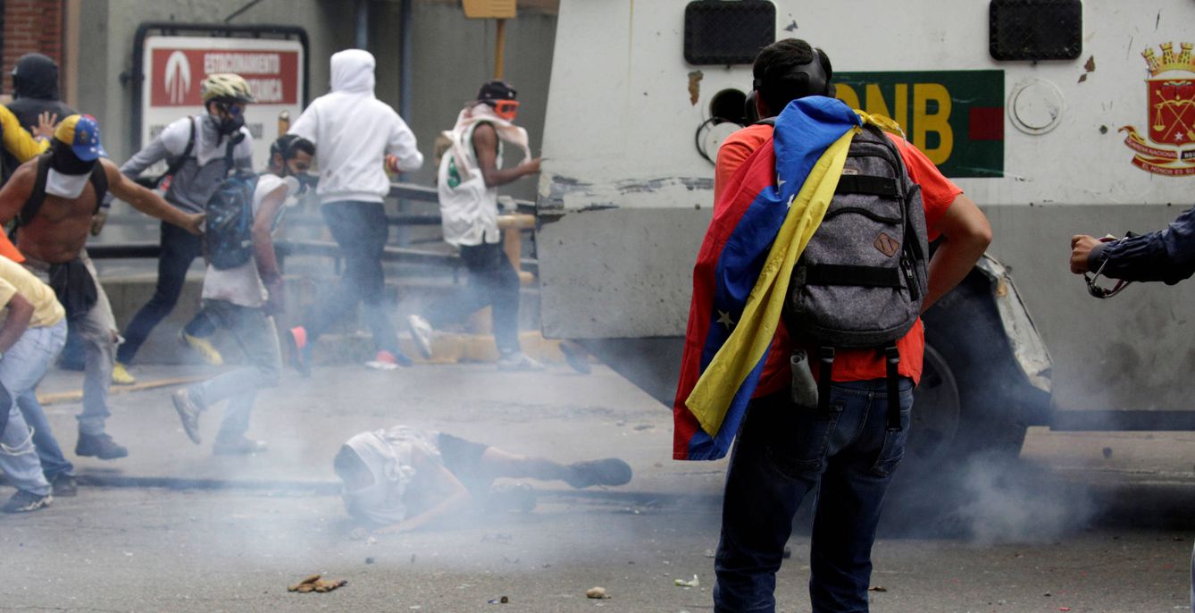 Un manifestante yace en el suelo tras ser arrollado por un blindado de la GNB, en Caracas. (Reuters)