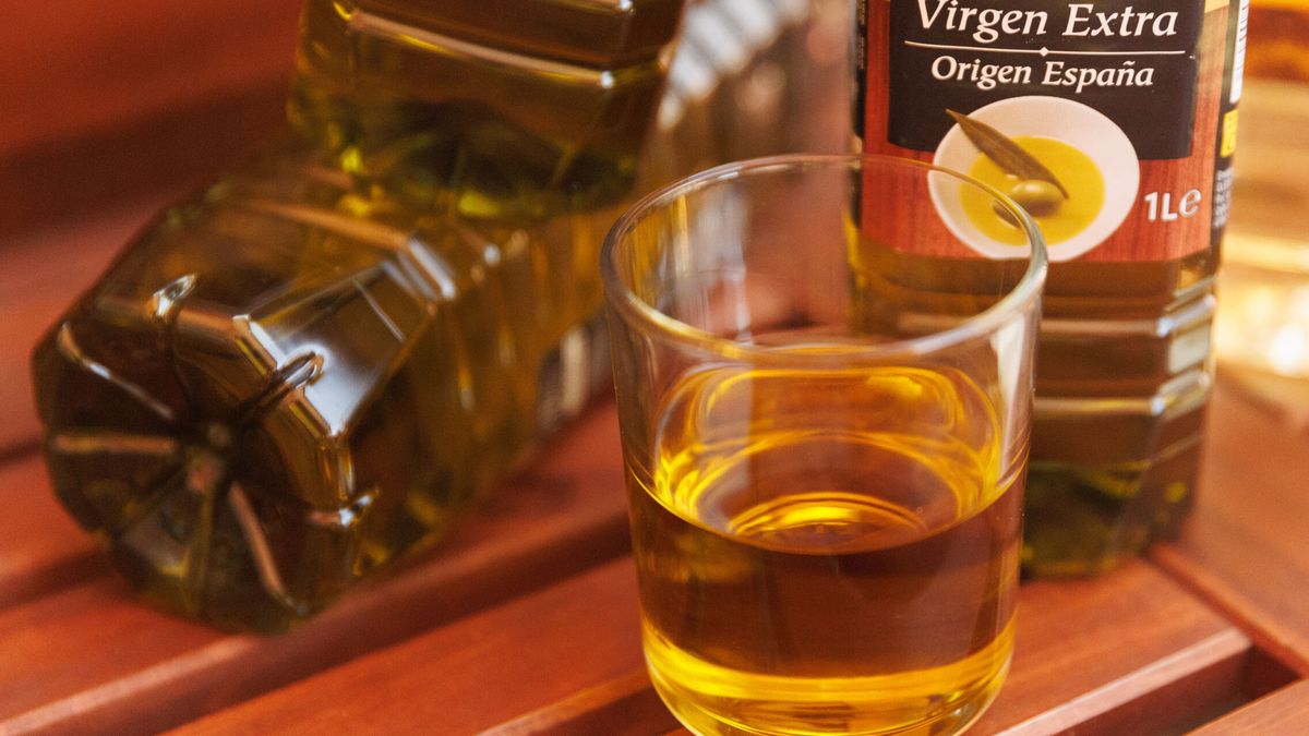 Así se lee una etiqueta de aceite de oliva para saber lo que estás comprando