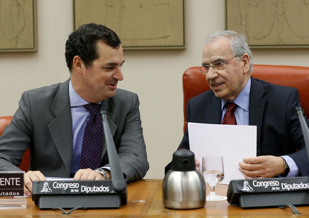 Foto: Leopoldo González-Echenique (i) conversa con el presidente de la Comisión de Presupuestos, Alfonso Guerra. (EFE)