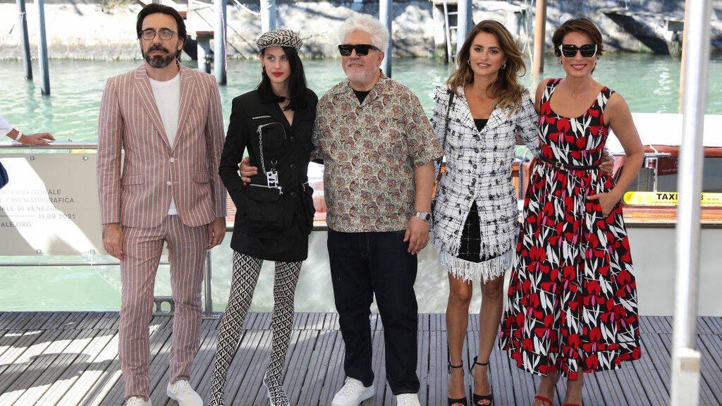 El equipo de la película 'Madres paralelas',  en el Festival de Venecia 2021. (Getty)