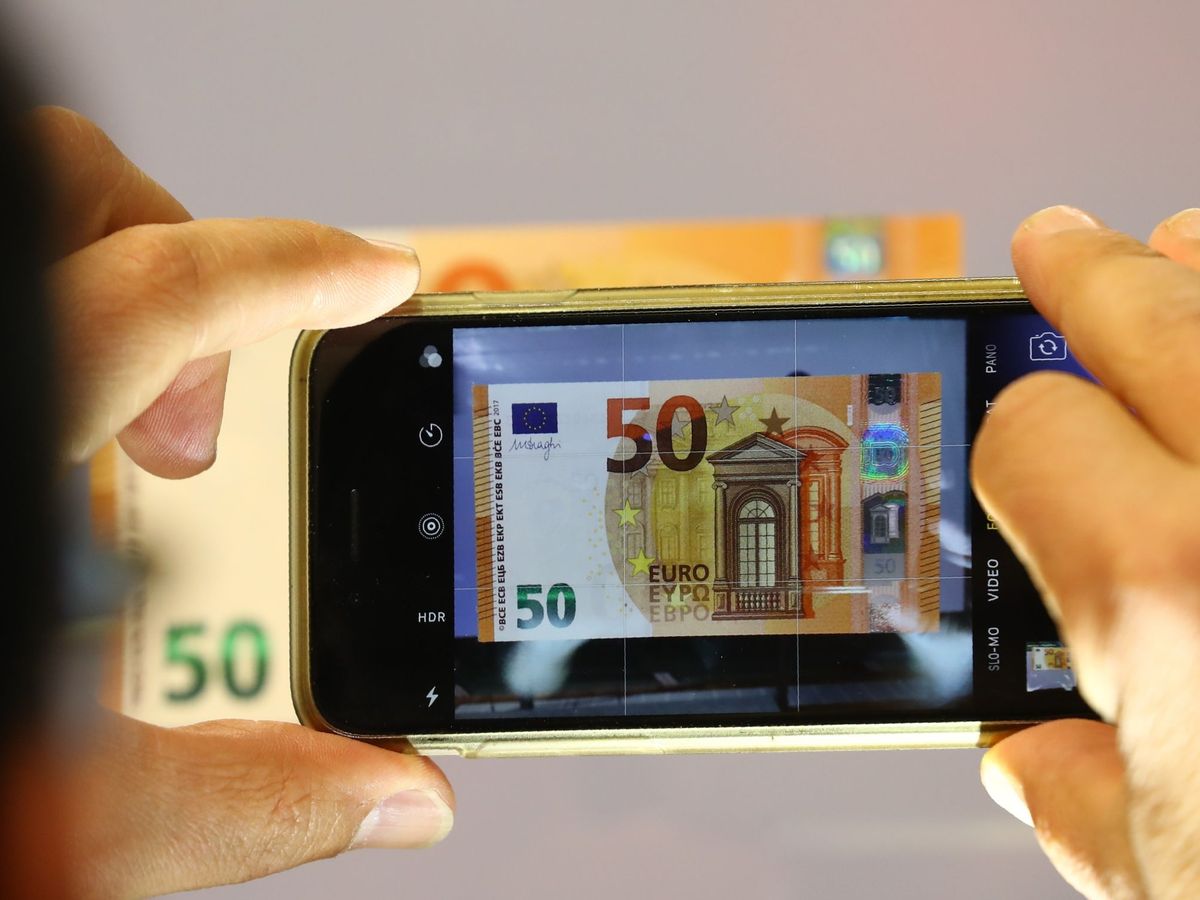Foto: Una persona fotografía un billete en la sede del BCE. (Reuters)