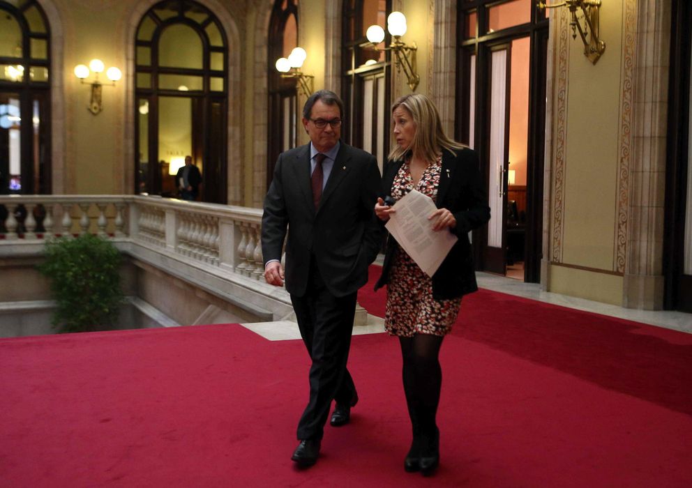 Foto: El presidente de la Generalitat, Artur Mas (i), acompañado de la vicepresidenta, Joana Ortega (d) (Efe)