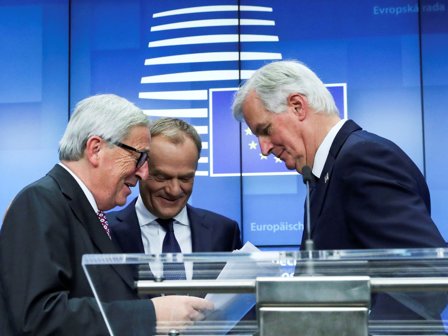 Juncker, Donald Tusk y Michel Barnier tras una rueda de prensa en Bruselas. (Reuters) 