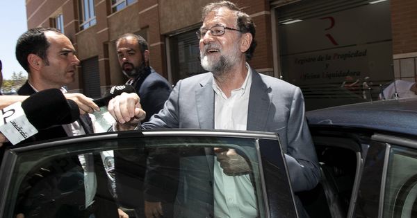 Foto: Mariano Rajoy, saliendo del Registro de la Propiedad de Santa Pola. (Gtres)