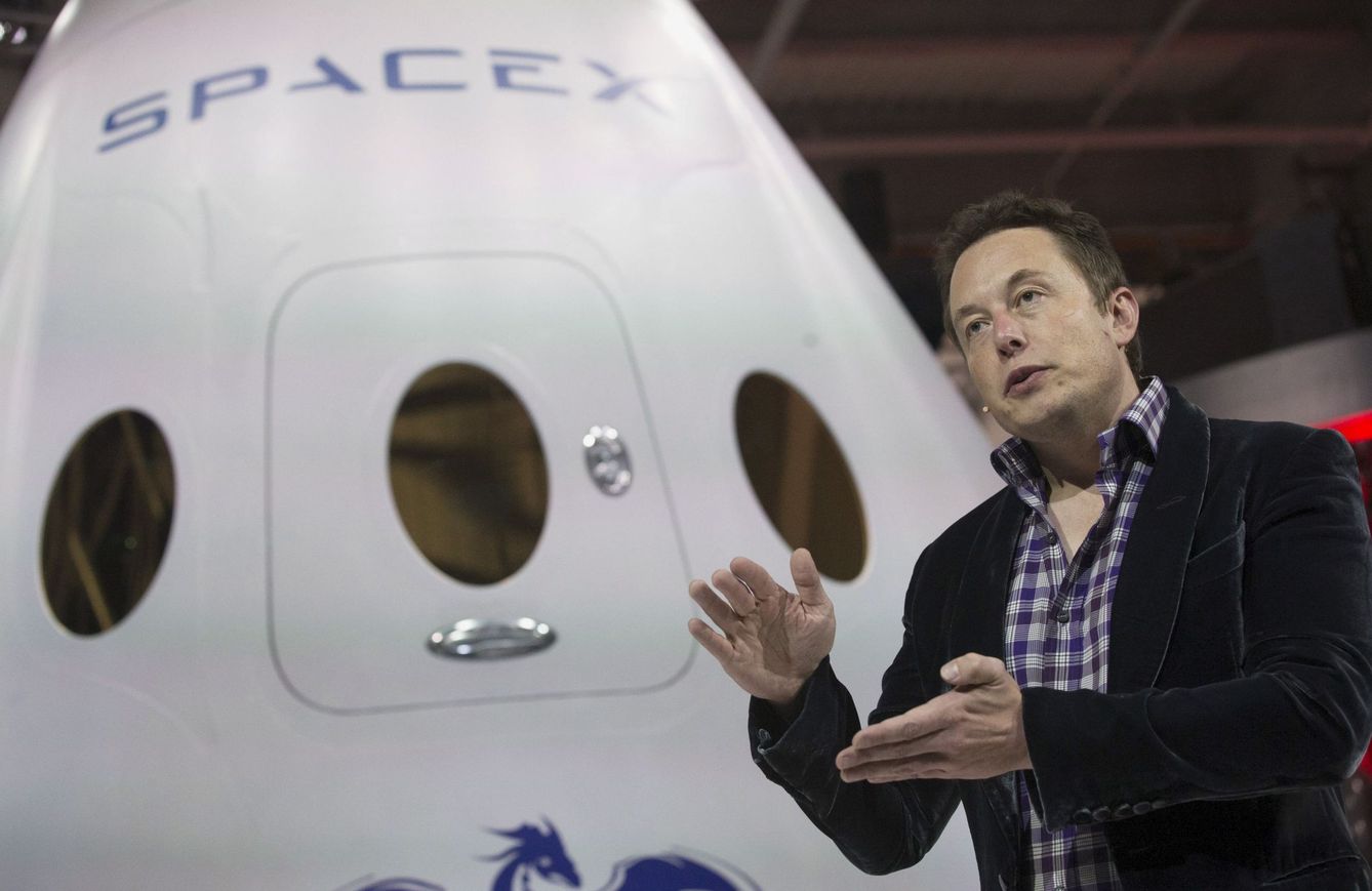 Elon Musk ante un prototipo de la Dragon 2, presentado en 2014. (Reuters)